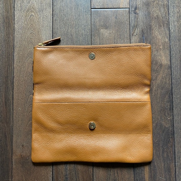 Gap NWOT foldover leopard print leather clutch. Camel/Tan Colour. - Picture 4 of 7